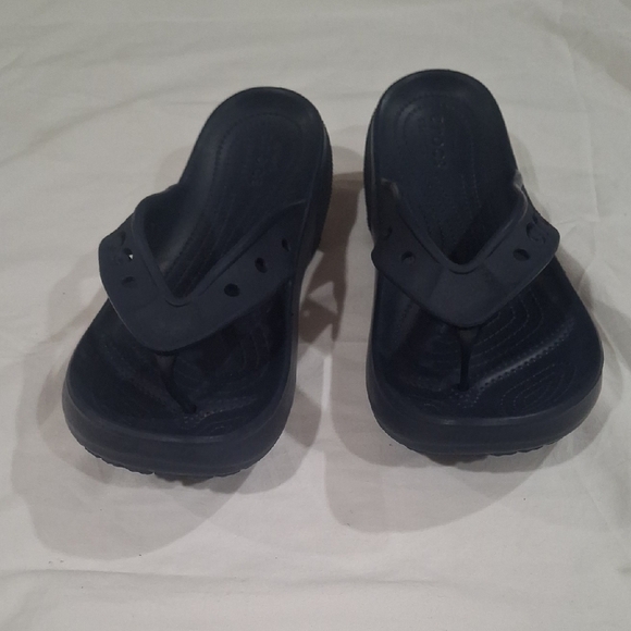 CROCS Unisex  Dark Blue Flip Flops Size M-10 W-12 - Picture 3 of 10